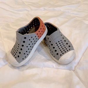 Jefferson Native shoes size 5 gray and salmon